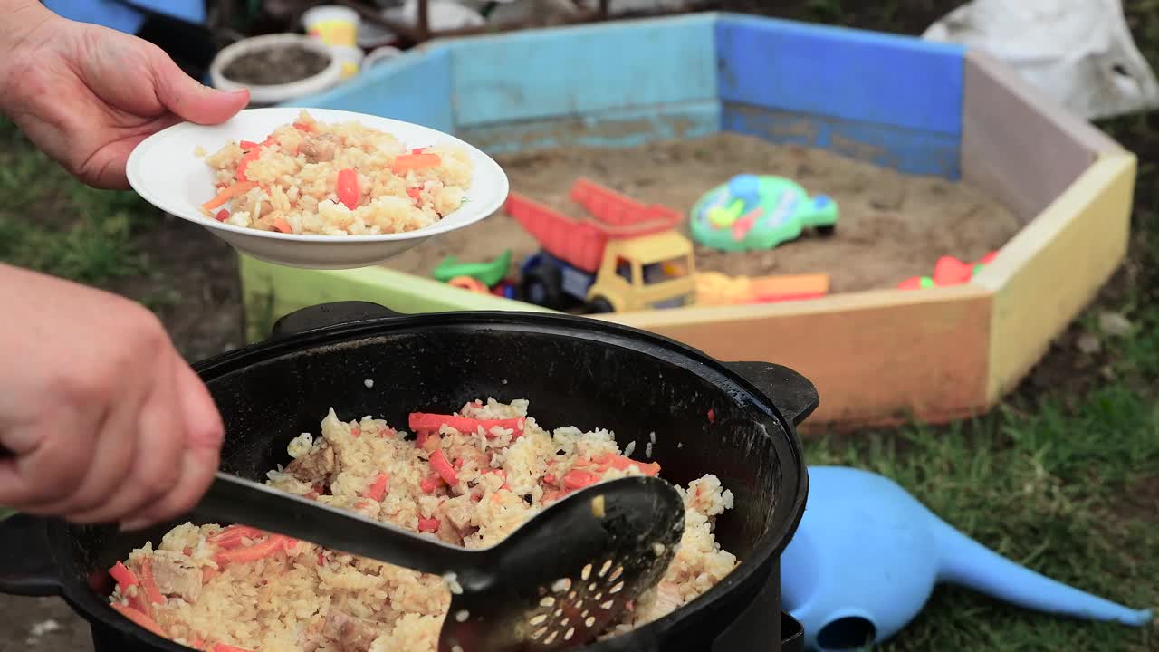 肉饭准备好后，用勺子盛在盘子里。视频素材