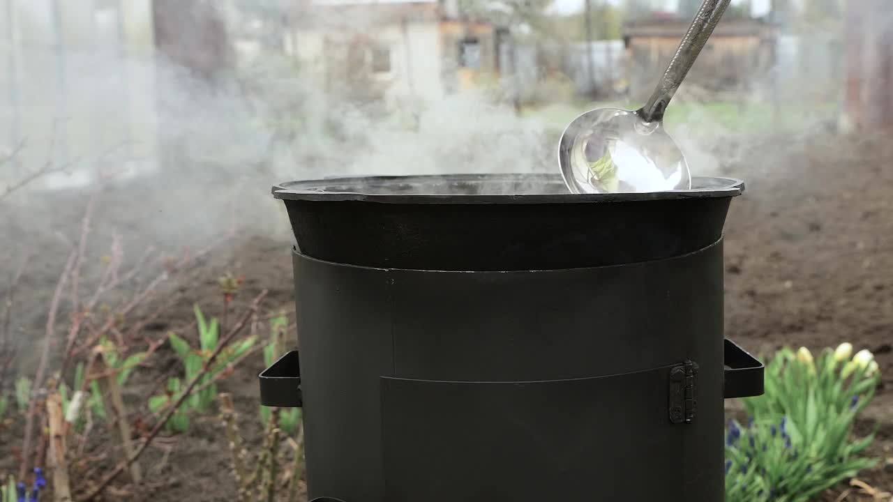 食物是在院子里的露天大锅里准备的。视频素材