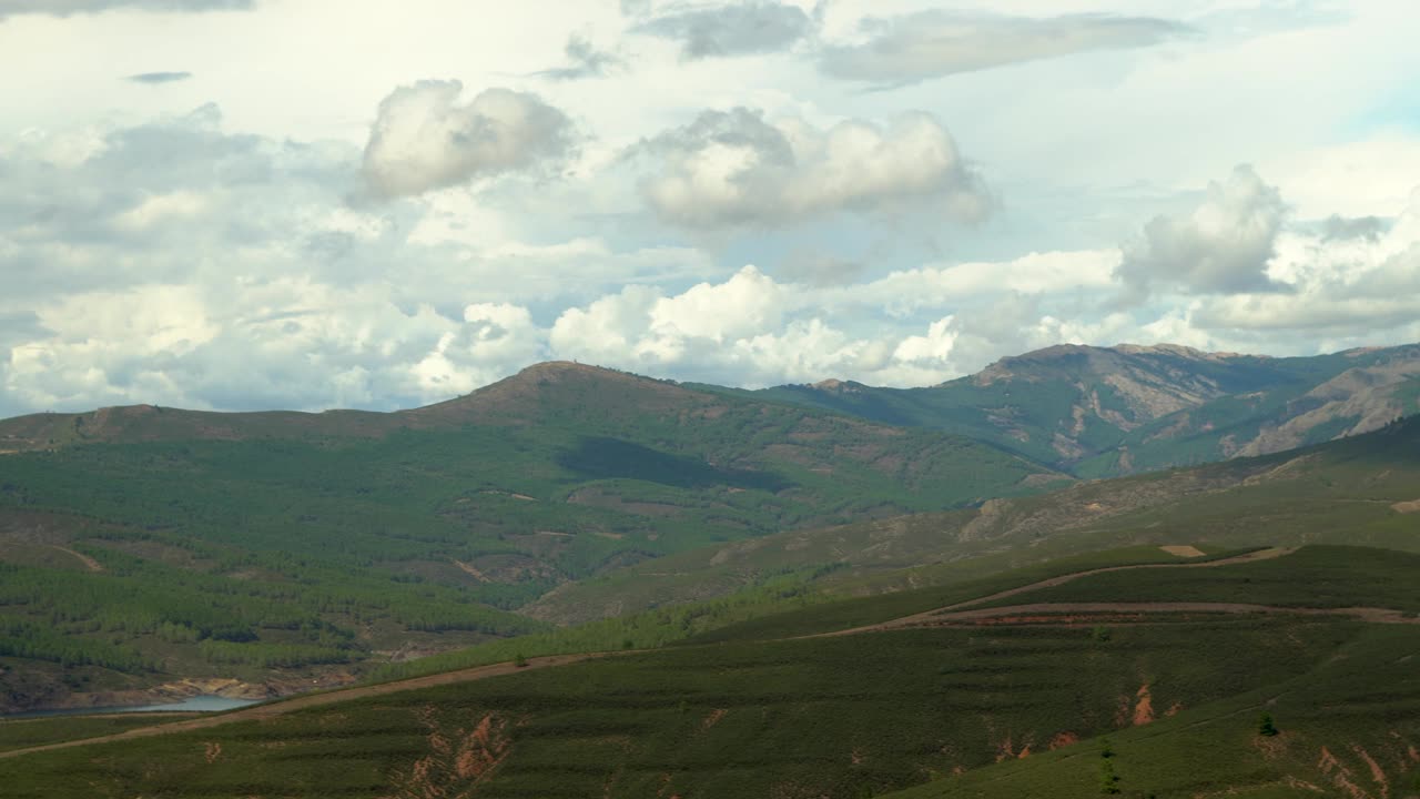 在落基山脉之间的绿色山谷中有石屋的小村庄。视频素材