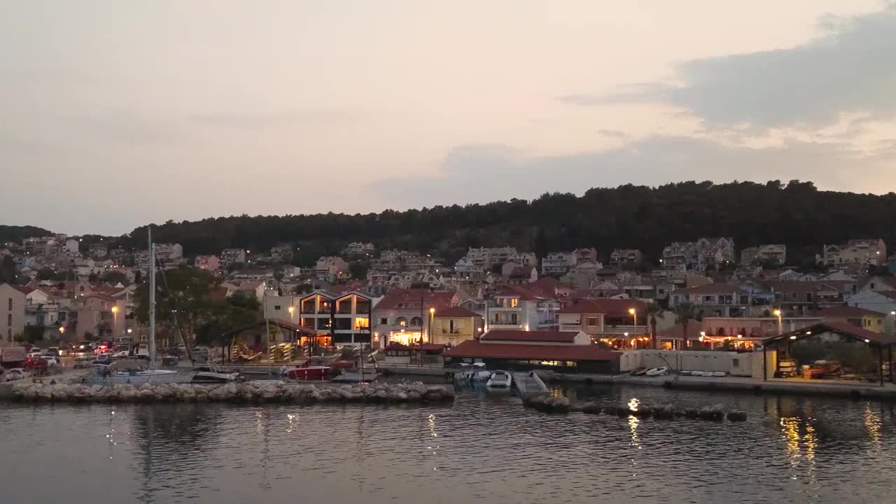 Argostoli, Kefalonia岛的首都，希腊，欧洲。蓝灯时刻从渡轮上拍下的视频。视频素材