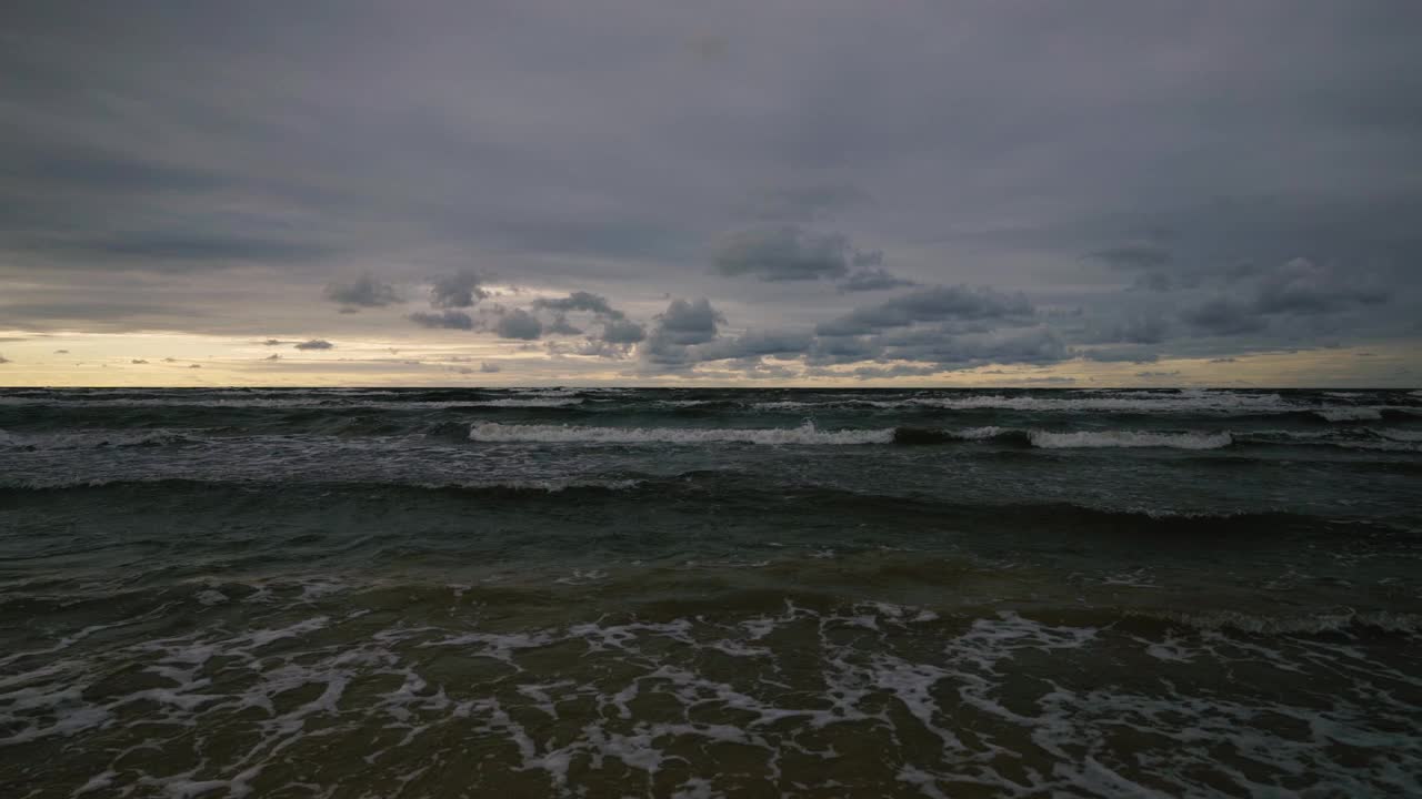 多沙的波罗的海海岸风暴中的波浪视频素材