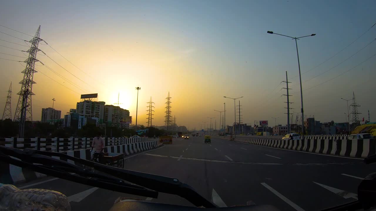 公路上的卡车行驶时间流逝视频素材