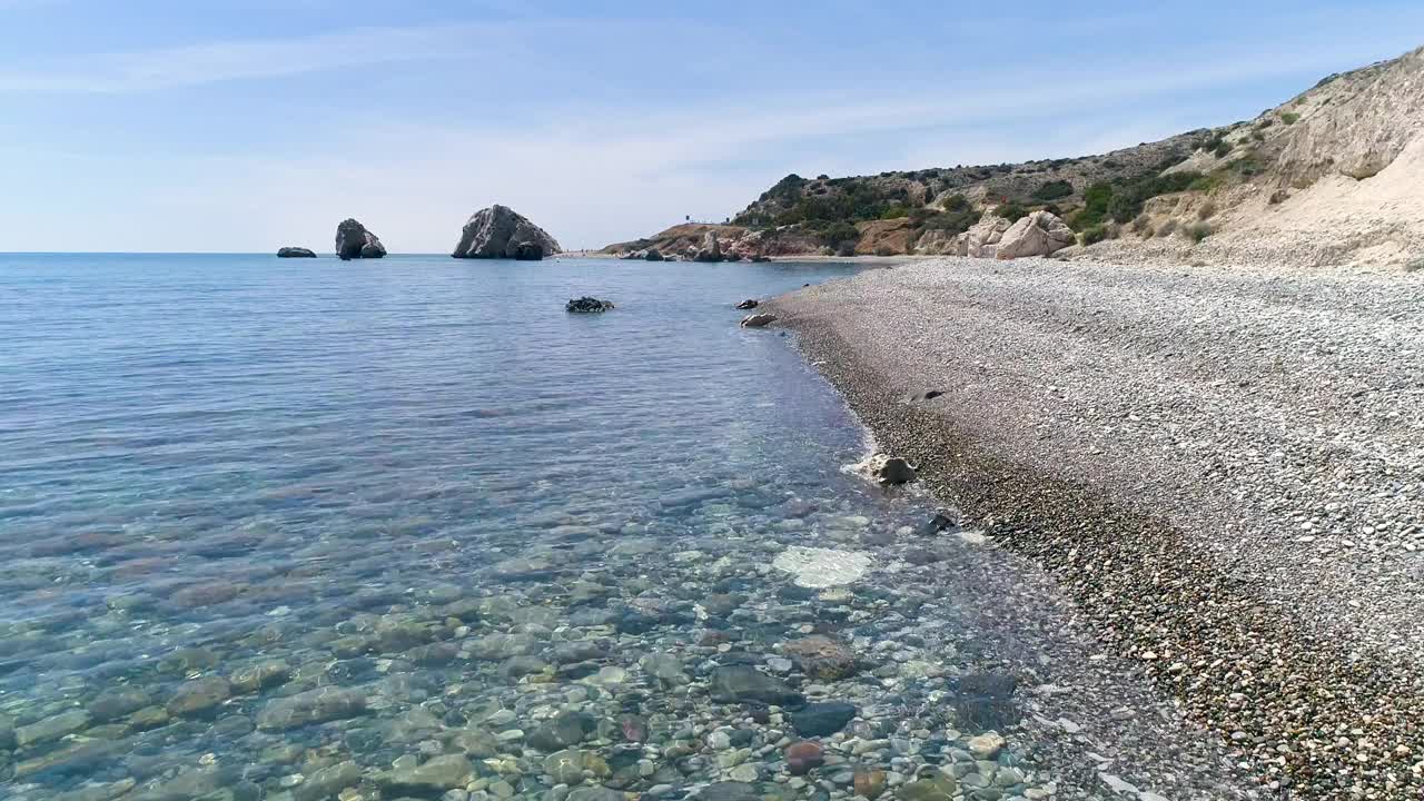 美丽的地中海海滩卵石。在僻静的地方度假放松，夏日海景。清水纹理。4K俯视图视频素材