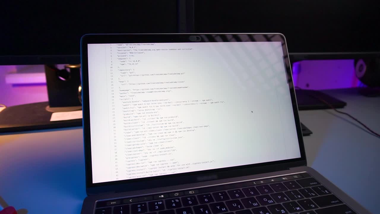 电脑代码在笔记本电脑屏幕上运行视频素材