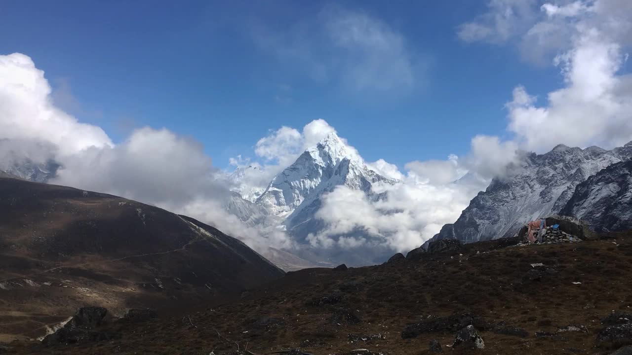 尼泊尔的Ama Dablam山被多云覆盖。视频素材