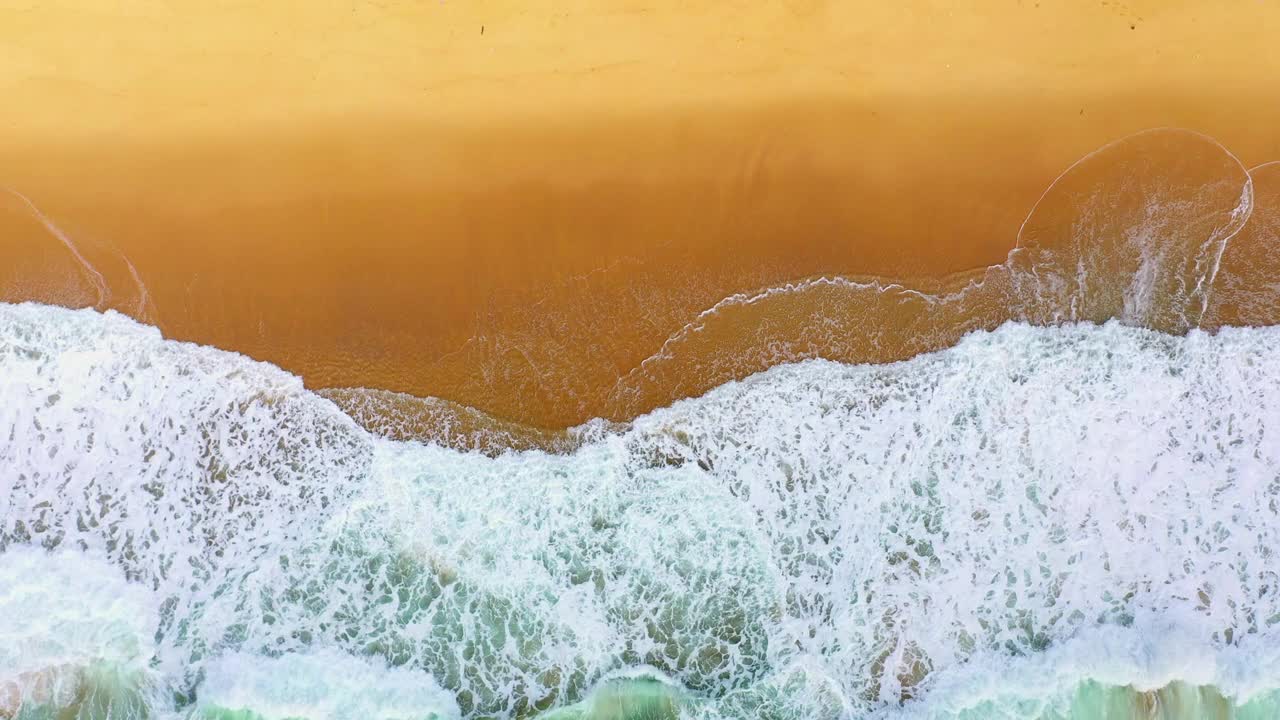 鸟瞰图的大海和海浪视频素材