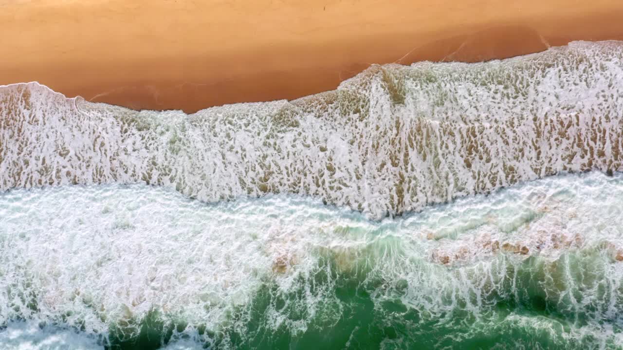 鸟瞰图的大海和海浪视频素材