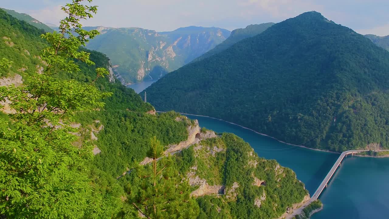 Piva湖上的桥(Pivsko Jezero)，位于Pluzine附近。黑山。视频素材