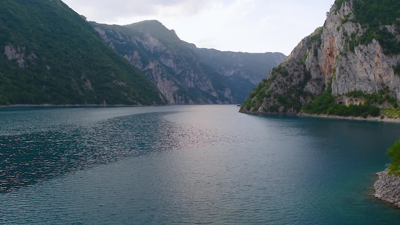 啤酒湖，位于普鲁津附近。黑山。视频素材