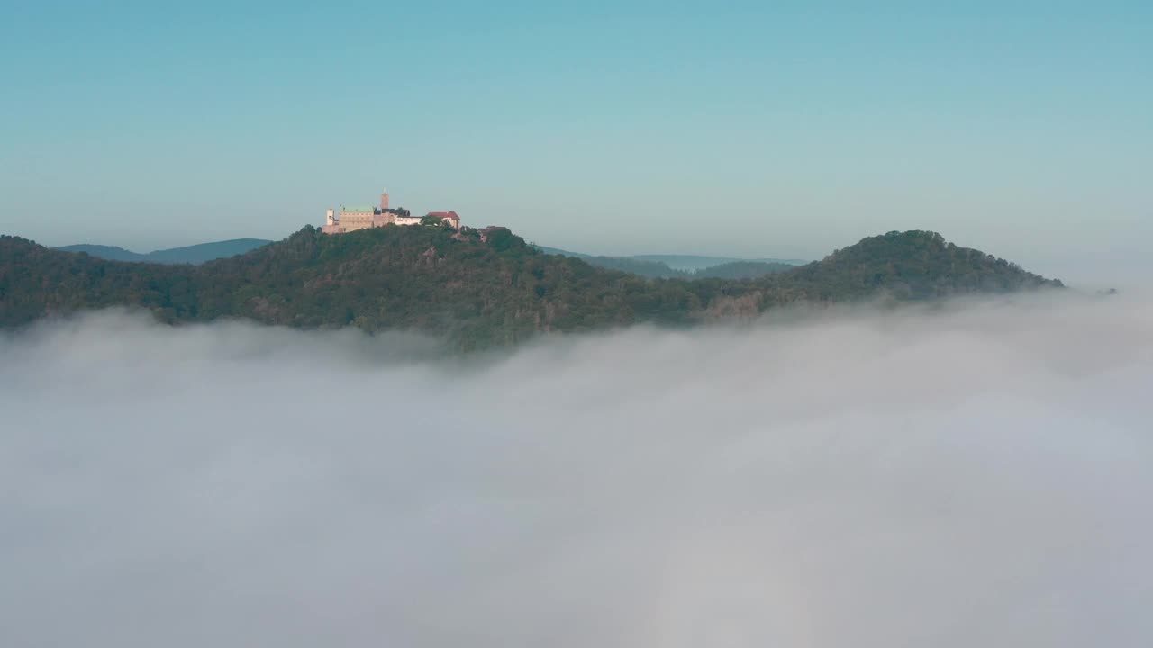 《晨雾中的瓦特堡城堡视频素材