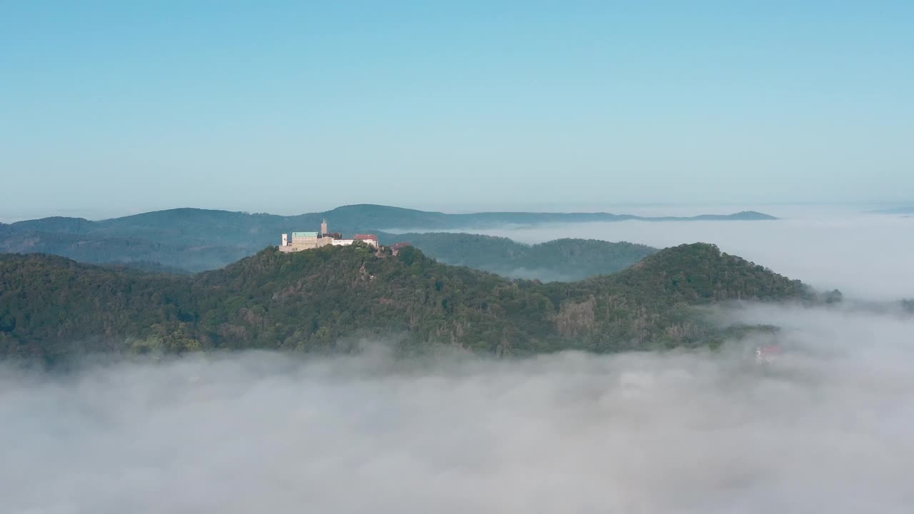 《晨雾中的瓦特堡城堡视频素材