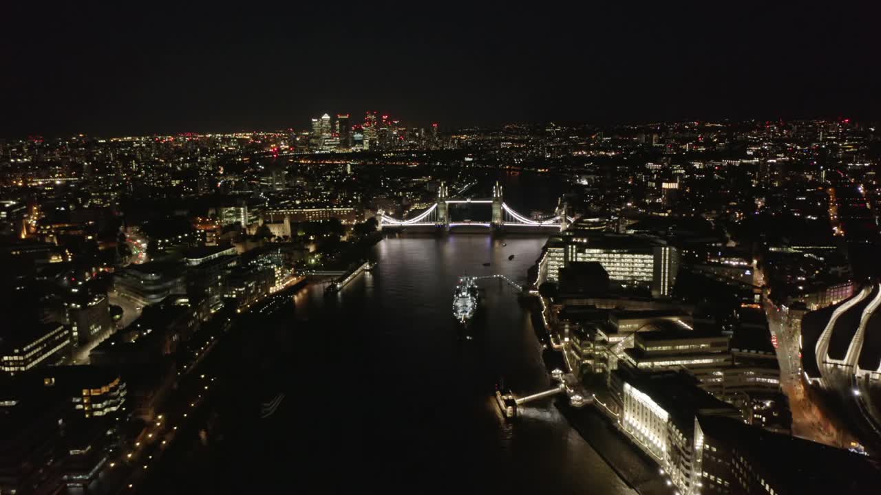 俯瞰泰晤士河上的塔桥。大城市被城市灯光照亮的夜景。英国伦敦视频素材