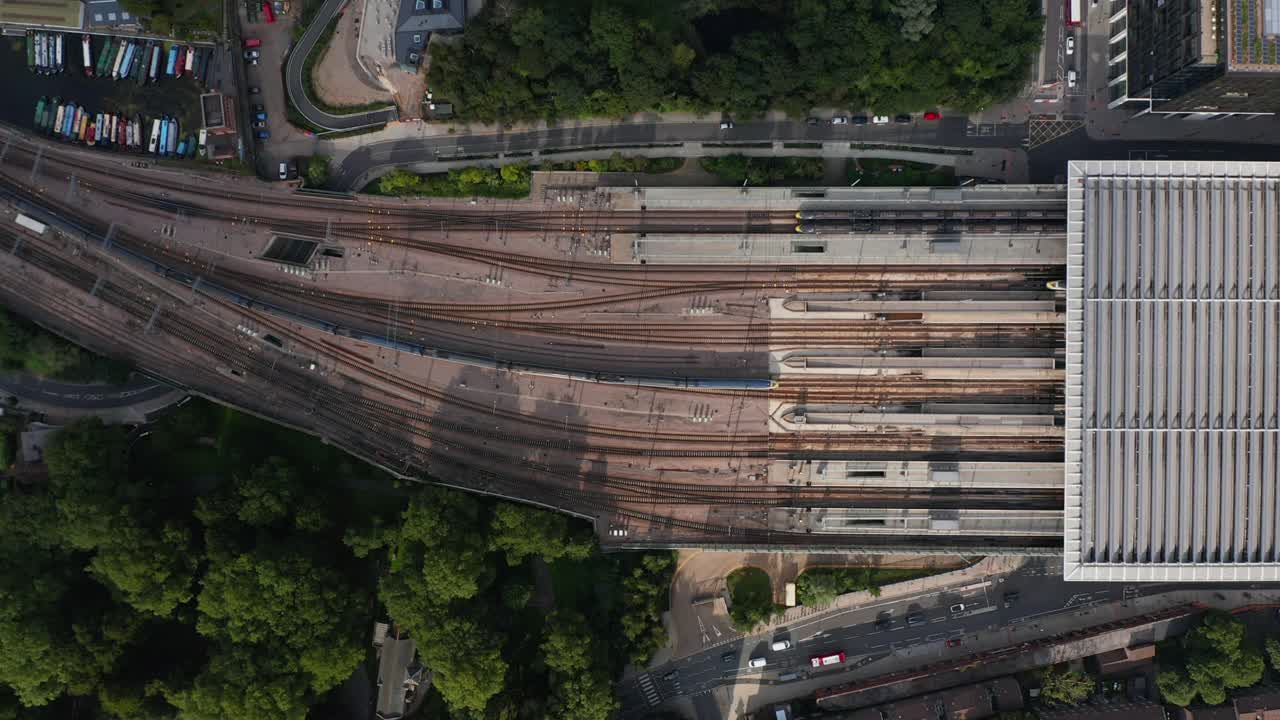 空中鸟瞰火车从圣潘克拉斯火车站开出。城市铁路运输。英国伦敦视频素材