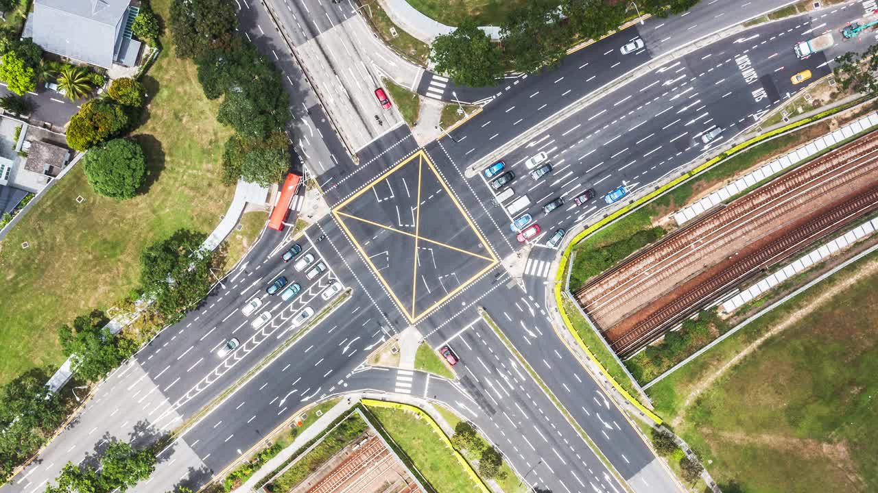 新加坡城市住宅区十字路口以上汽车交通的时间推移。无人机俯视图。通勤生活方式，亚洲城市生活，或亚洲公共交通概念视频素材