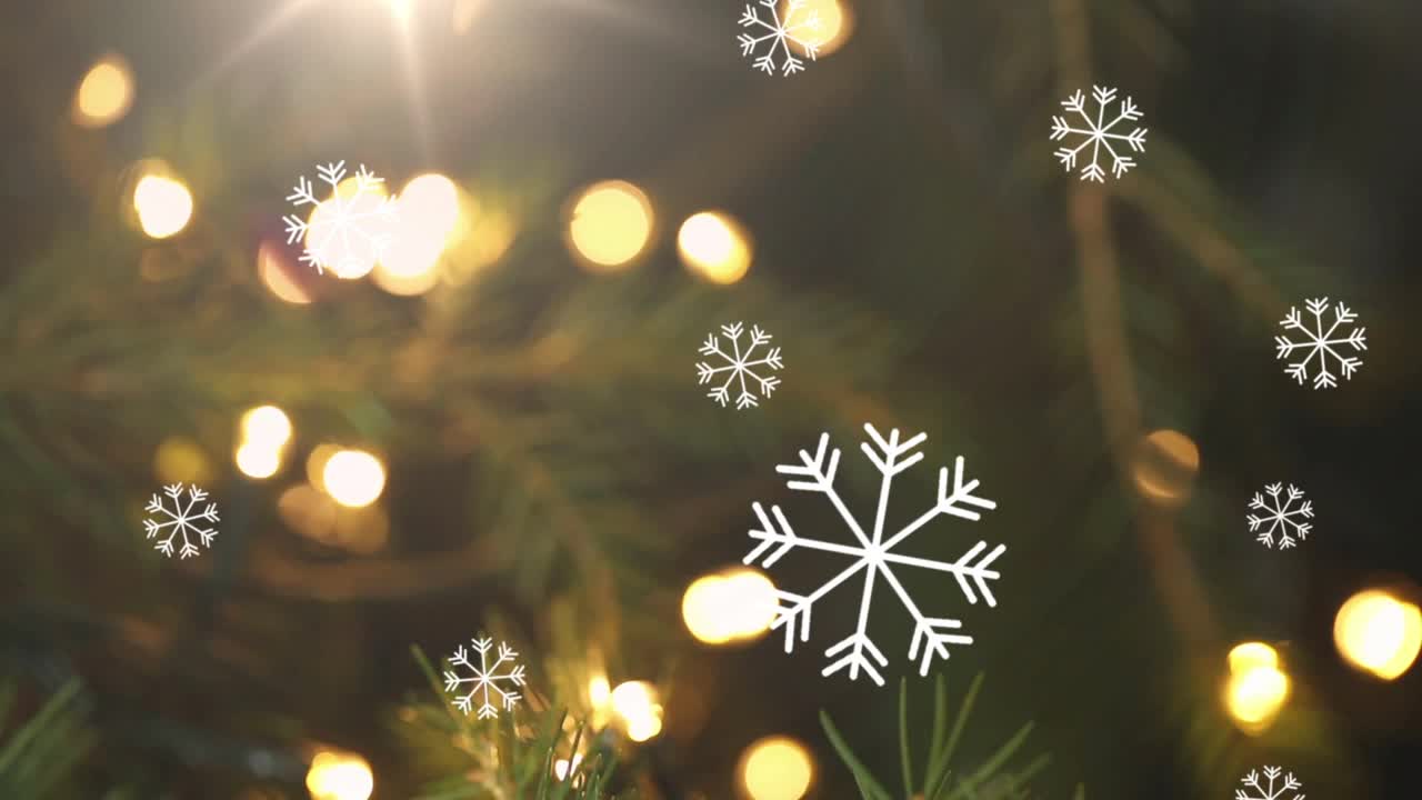 雪花飘落在红色的小饰物上，点缀着点点的灯光视频素材