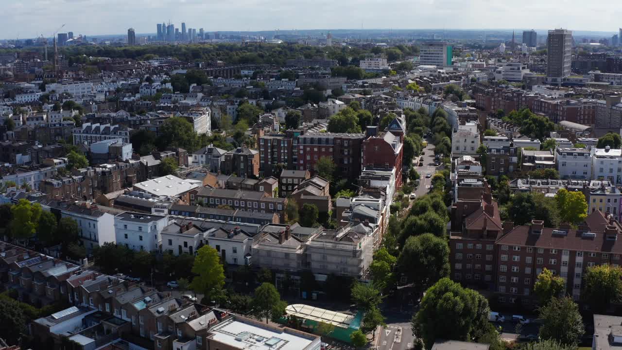 飞过居民区的街道。沿街各种房屋的鸟瞰图。英国伦敦视频素材