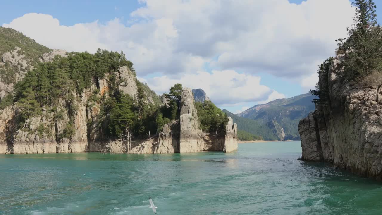 美丽的风景与湖泊和湛蓝的水在山。金牛座山峡谷的全景，土耳其视频素材