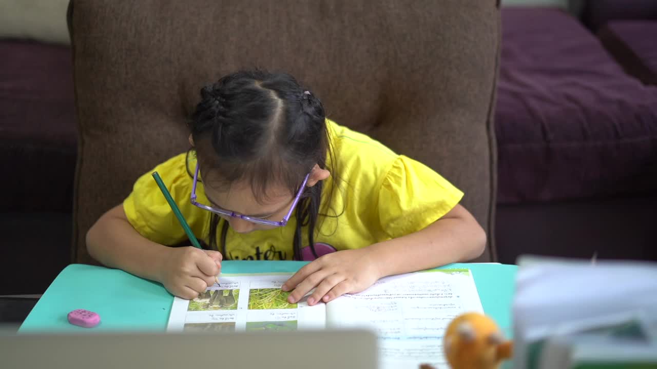 时间流逝亚洲小女孩学生学习虚拟互联网在线，学习从家里的想法概念视频下载