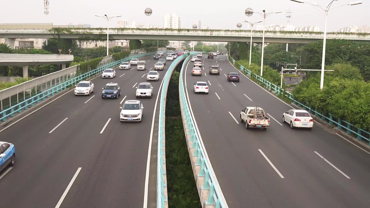 一天早上，城市高速公路上的车流视频素材