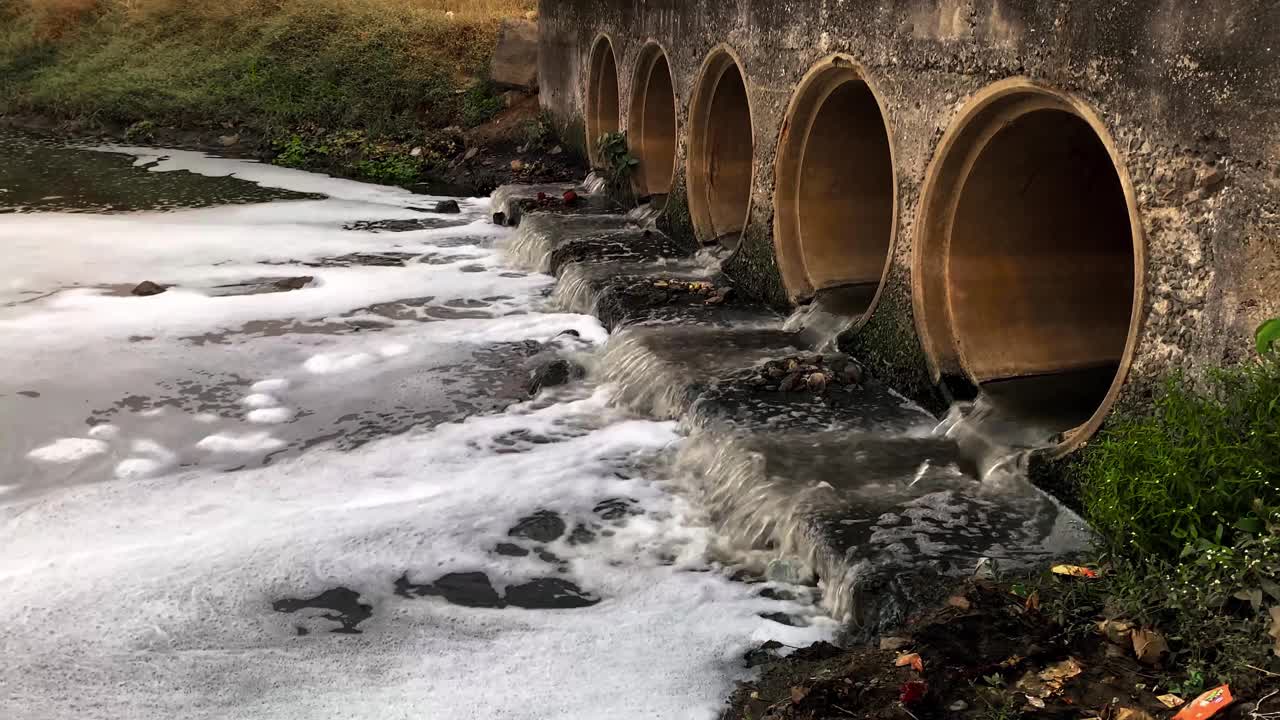 污水流入河道，污染水体和环境。视频素材