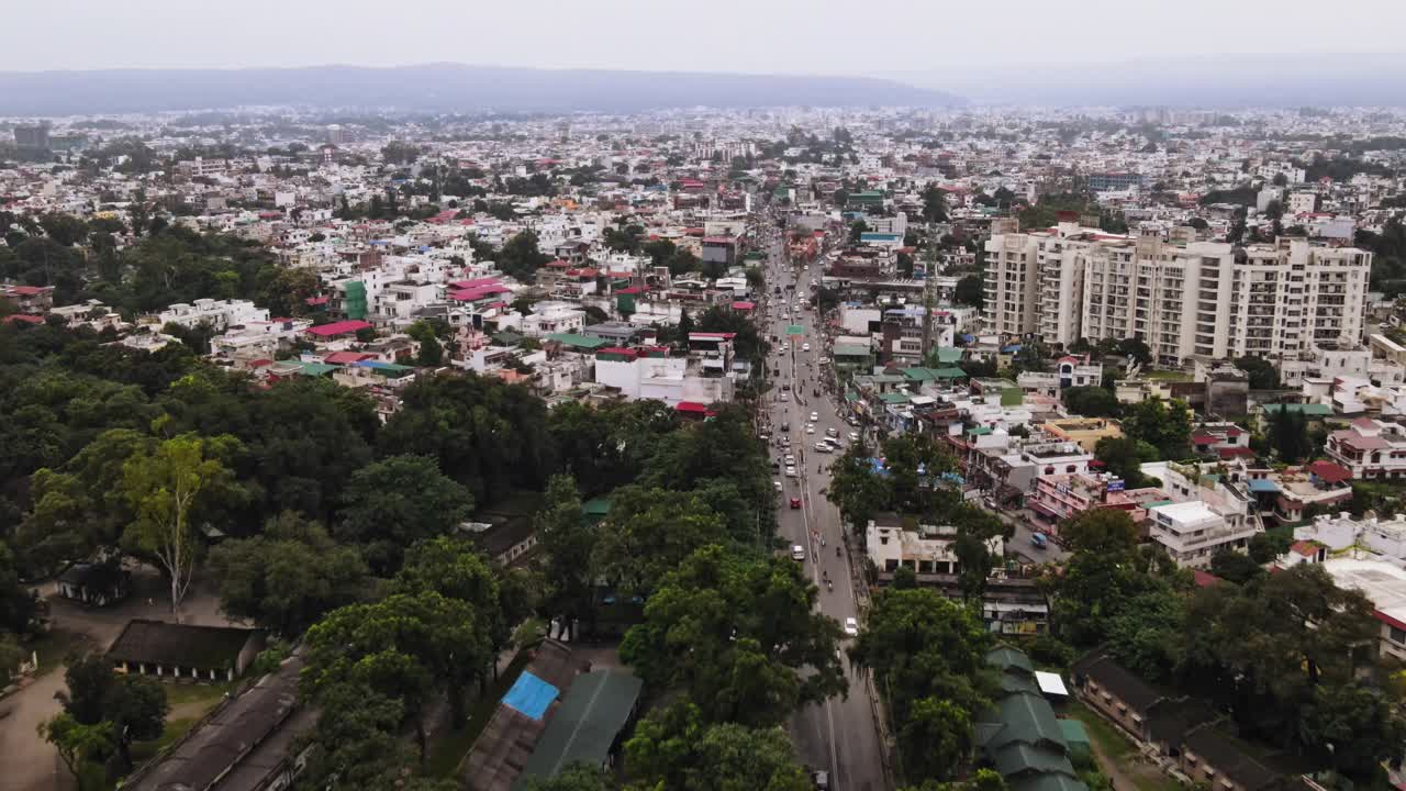 电影鸟瞰图美丽的印度城市在北阿坎德邦，4K视频素材