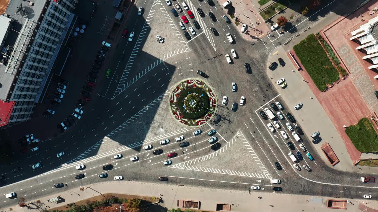 城市道路交通的俯视图。鸟瞰图在基辅回旋路口，乌克兰。视频素材