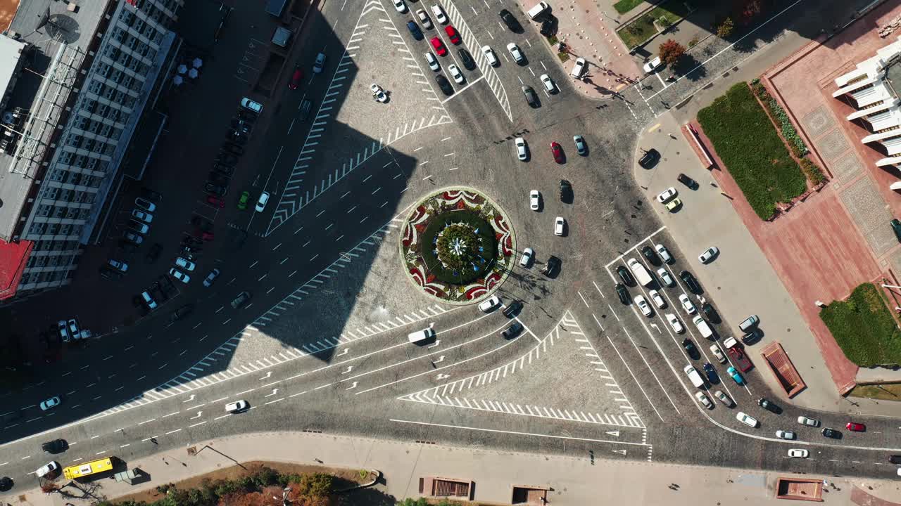 城市道路交通的俯视图。鸟瞰图在基辅回旋路口，乌克兰。视频素材