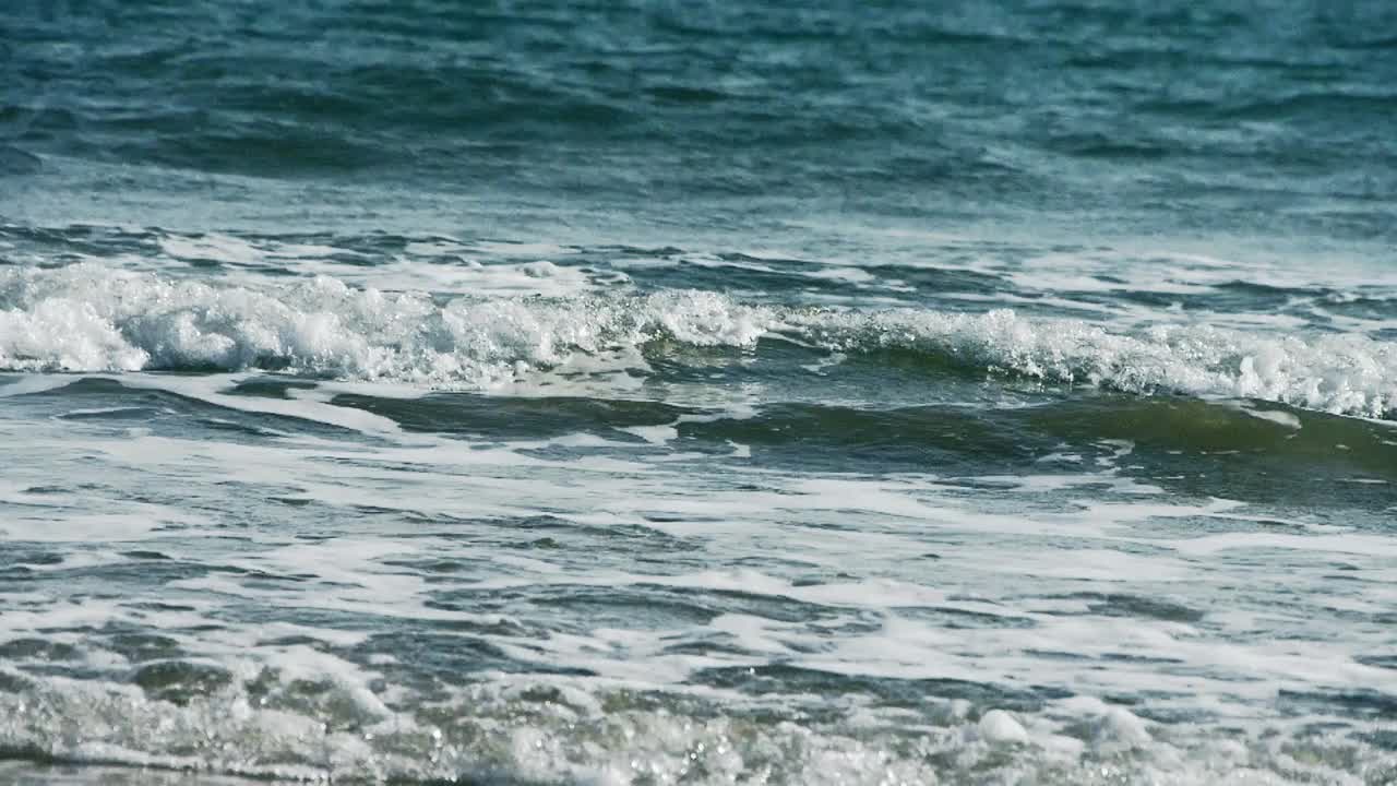 海浪在沙滩上，白浪汹涌。视频素材