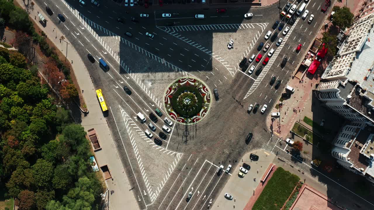 城市道路交通的俯视图。鸟瞰图在基辅回旋路口，乌克兰。视频素材