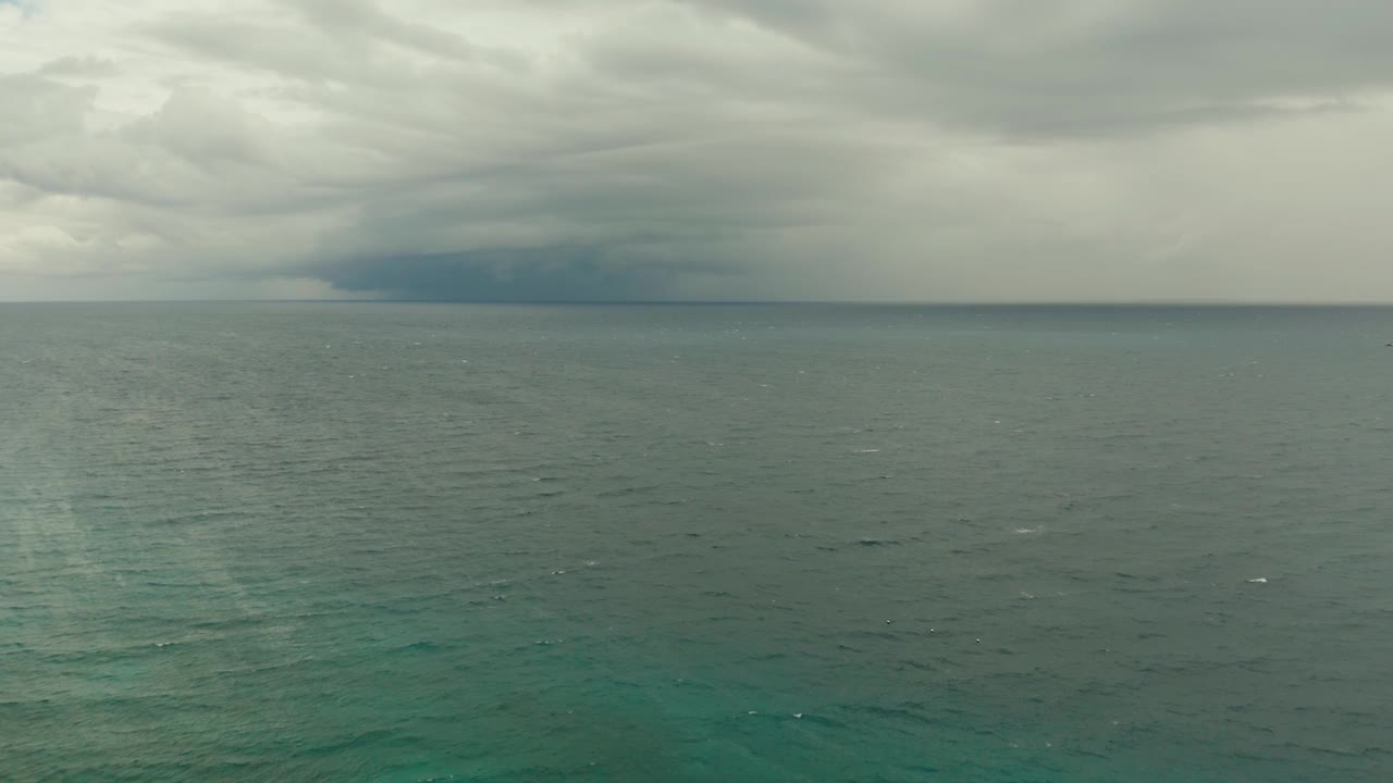 海景，蓝色的海，有云的天空和岛屿视频素材