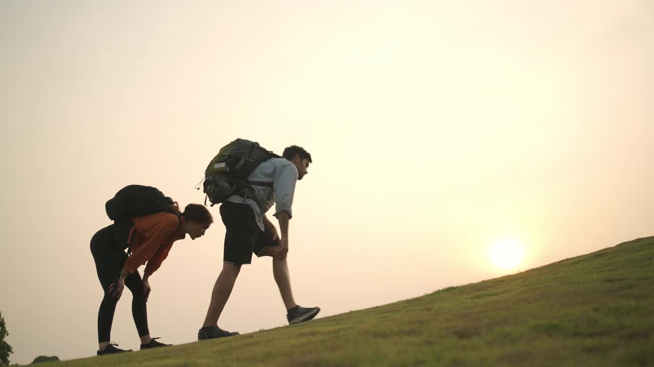 年轻夫妇徒步探险旅游生活方式旅游视频素材