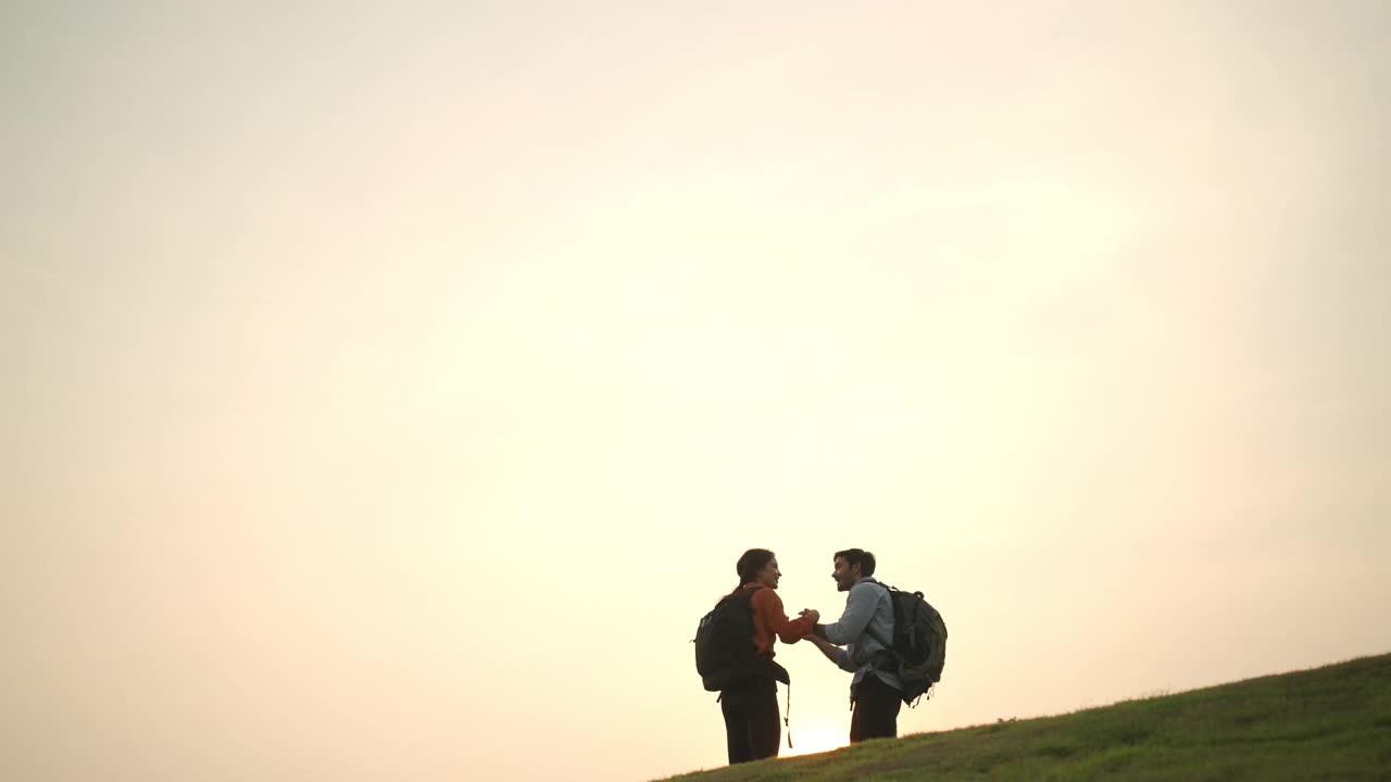 年轻夫妇徒步探险旅游生活方式旅游视频素材