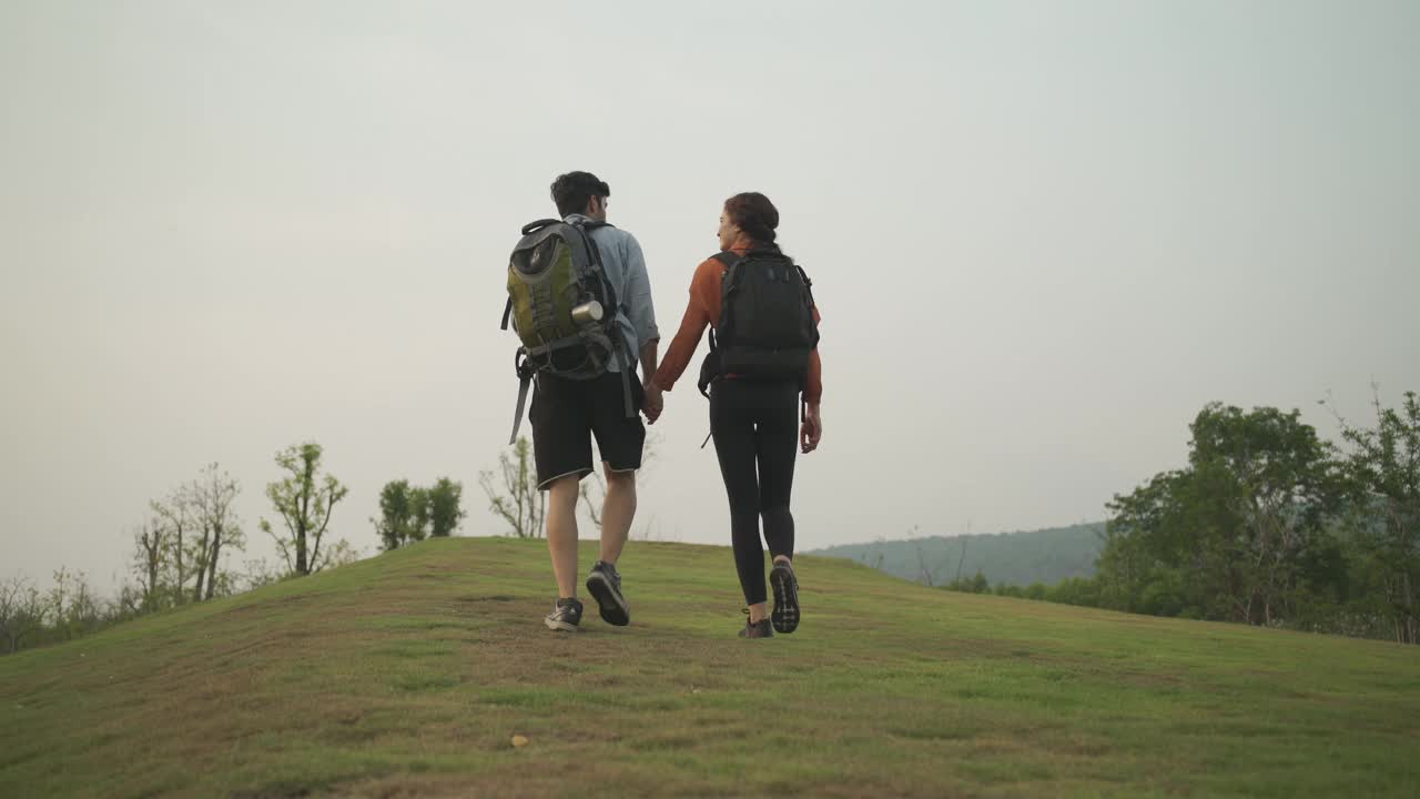 年轻夫妇徒步探险旅游生活方式旅游视频素材