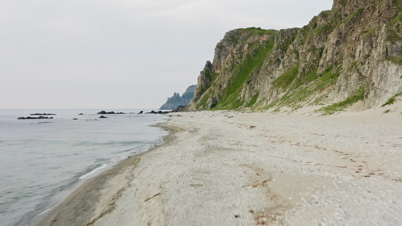 日本海沿岸的灯塔视频素材