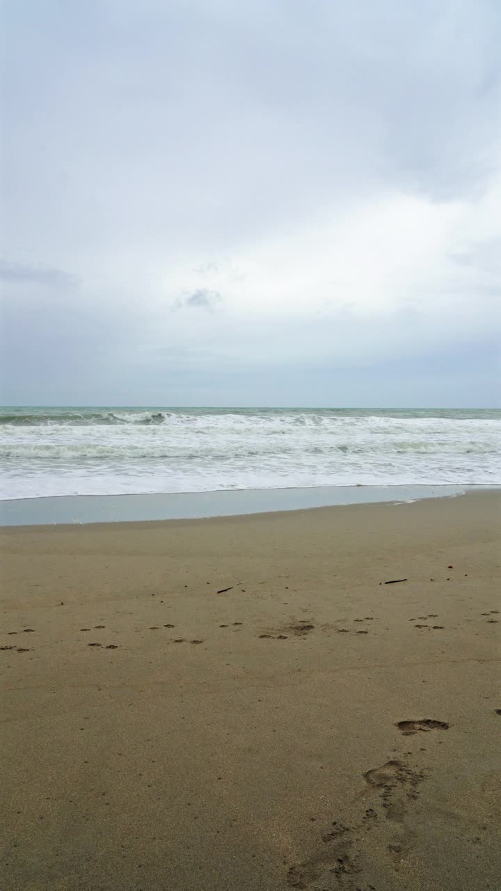 季风期间阴雨天的安达曼海滩视频素材