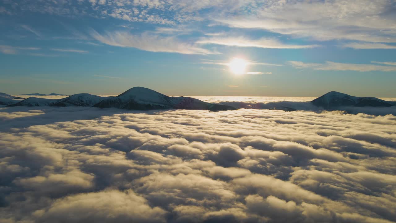 鸟瞰生机勃勃的日出在白色的浓雾与遥远的喀尔巴阡山脉的黑暗山峰在地平线上。视频素材