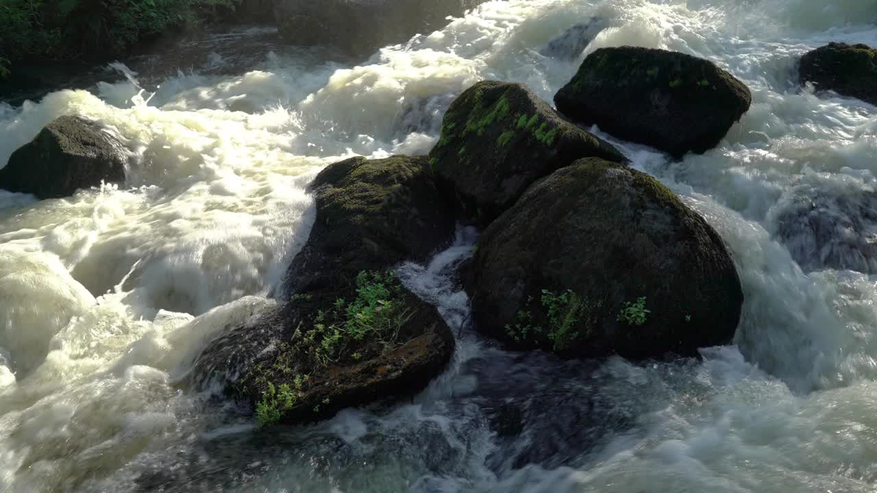 小溪在老水磨旁边快速流淌视频素材