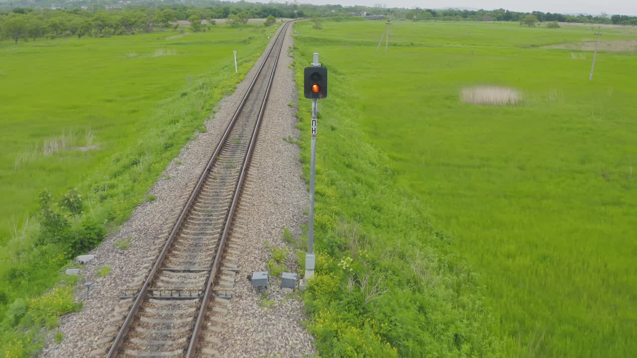 夏日阳光明媚的一天，空无一人的单向铁路视频素材