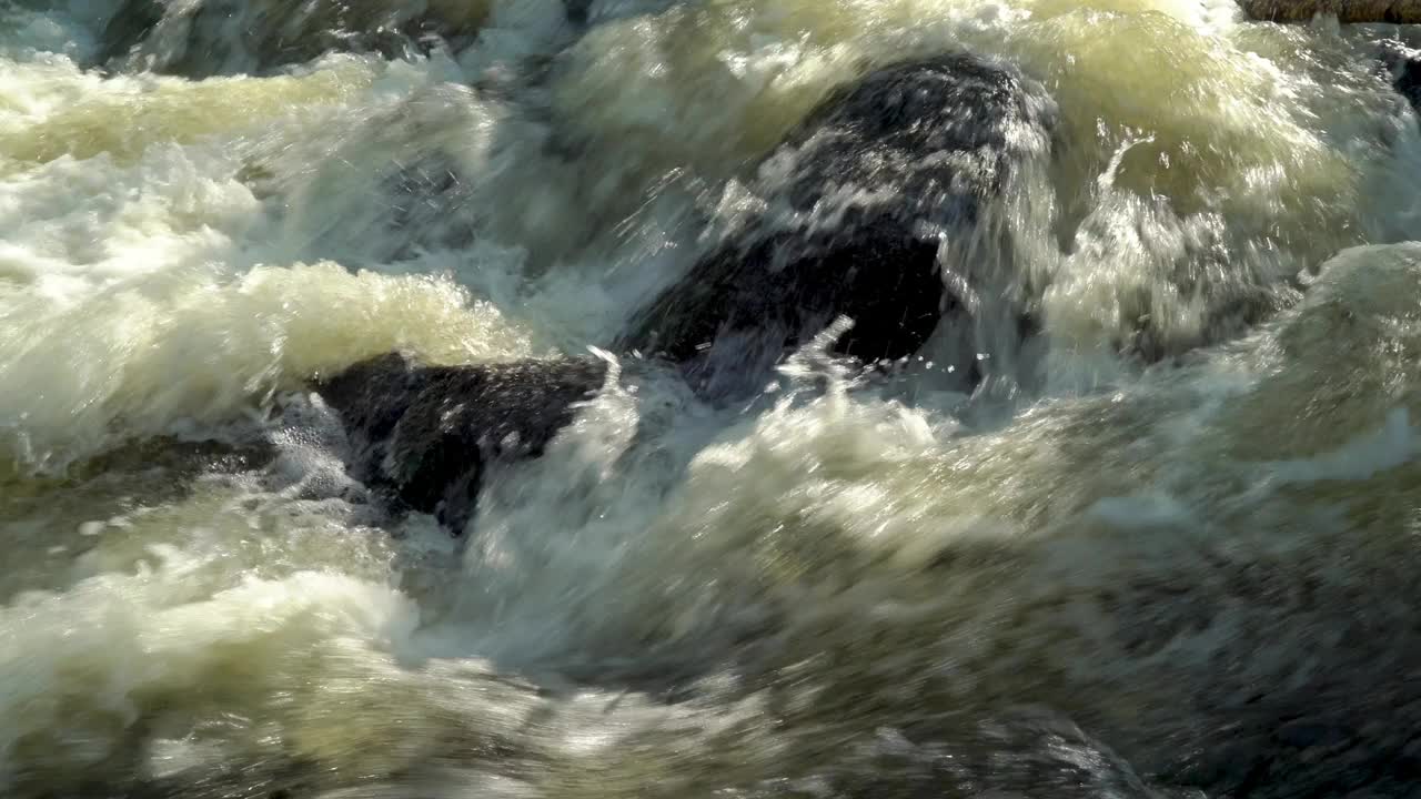 小溪在老水磨旁边快速流淌视频素材