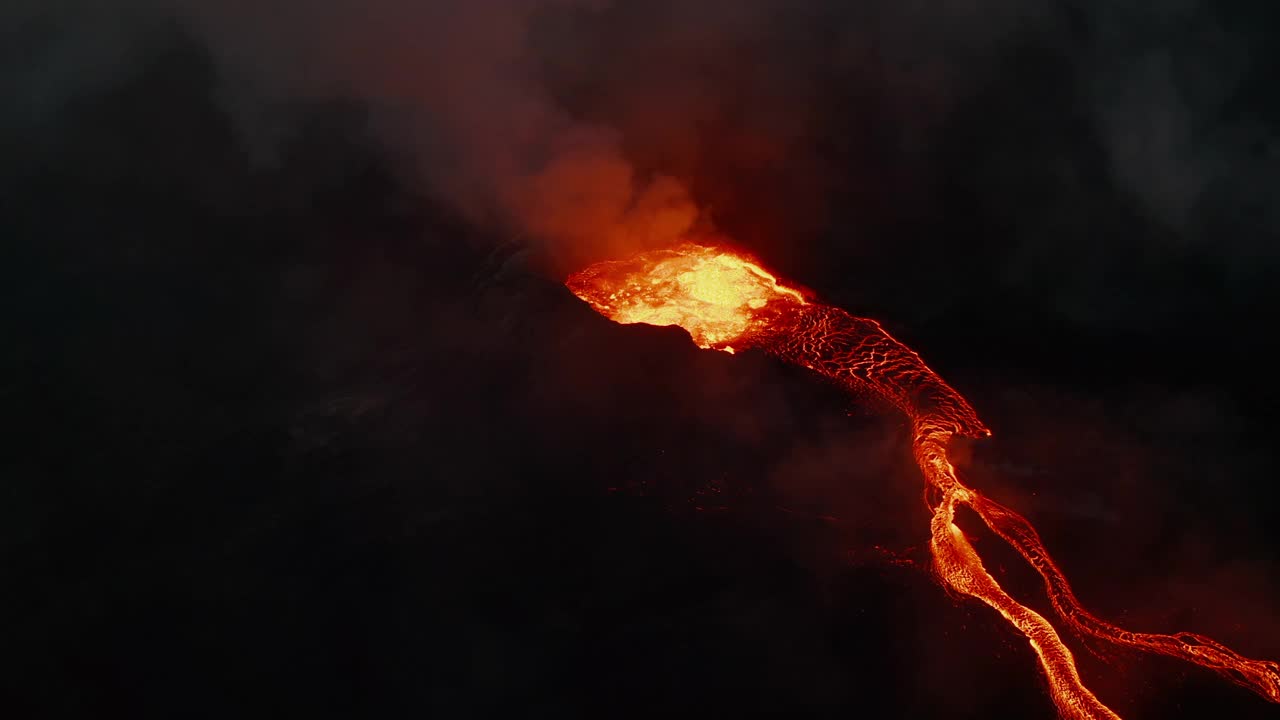 熔岩从斜坡上倾泻而下的夜景。火山口中沸腾的岩浆物质。自然的力量。Fagradalsfjall火山。2021年冰岛,视频素材