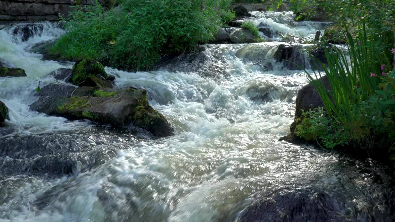 小溪在老水磨旁边快速流淌视频素材