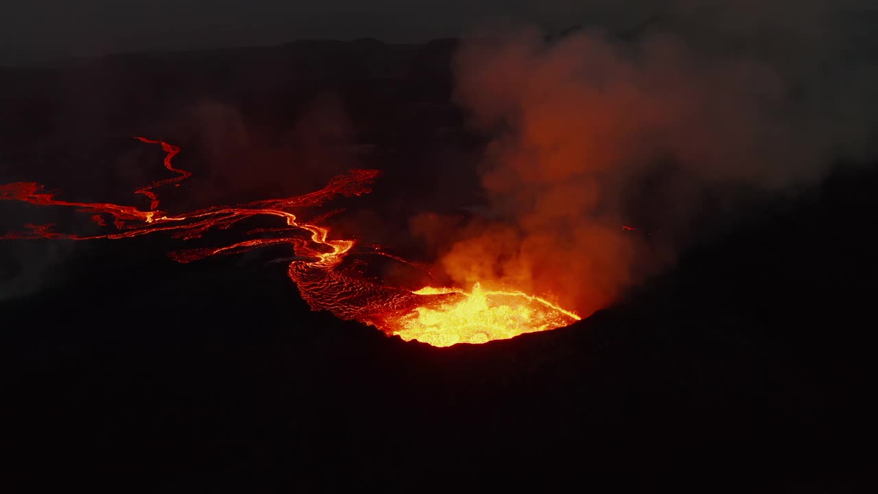 火山口岩浆在夜间的高角度视图。橙色的山坡上流动的熔岩。Fagradalsfjall火山。2021年冰岛,视频素材