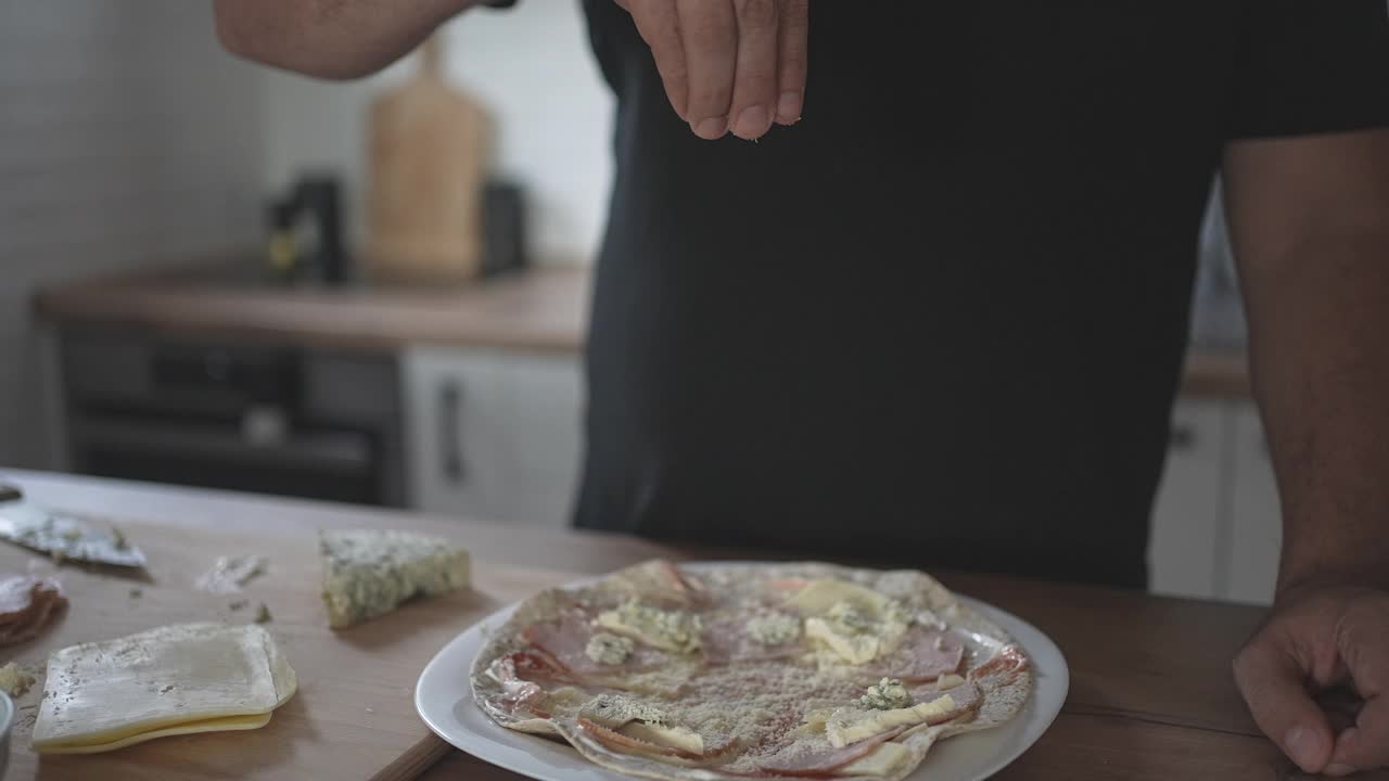 磨碎的帕尔马干酪在家庭制作的玉米饼慢动作和未分级视频视频素材