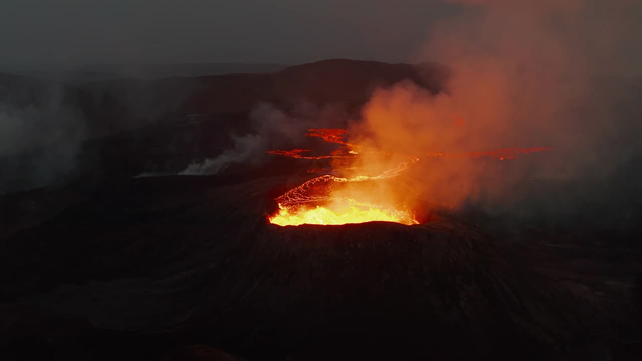 活火山的滑动和平移镜头。鸟瞰火山口沸腾的岩浆和地面上流动的熔岩。Fagradalsfjall火山。2021年冰岛,视频素材