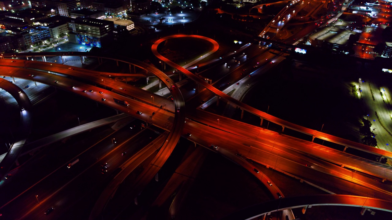 夜间高速公路立交的无人机向上倾斜拍摄视频素材