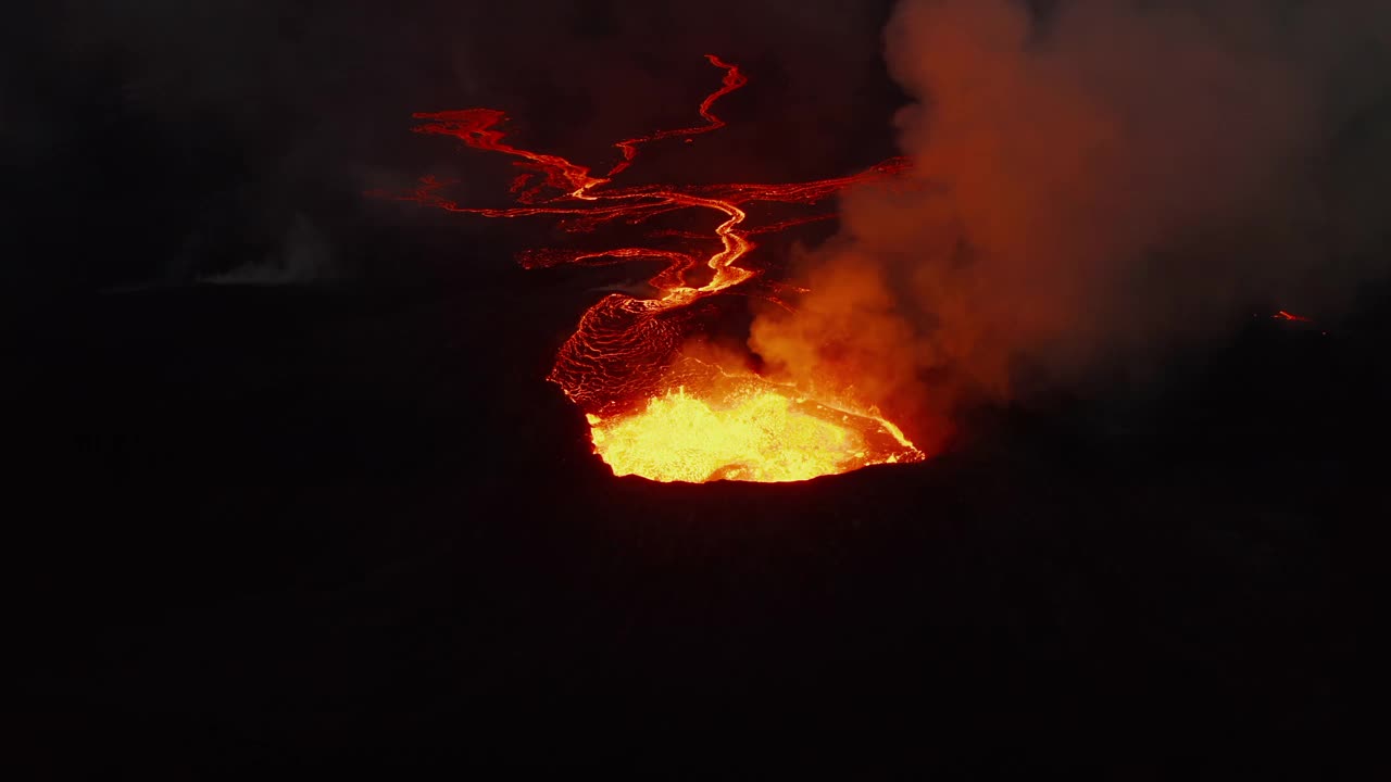 向前飞在活火山火山口上方。喷出的喷出热岩浆和火山气体的夜晚流淌的熔岩流。Fagradalsfjall火山。2021年冰岛,视频素材