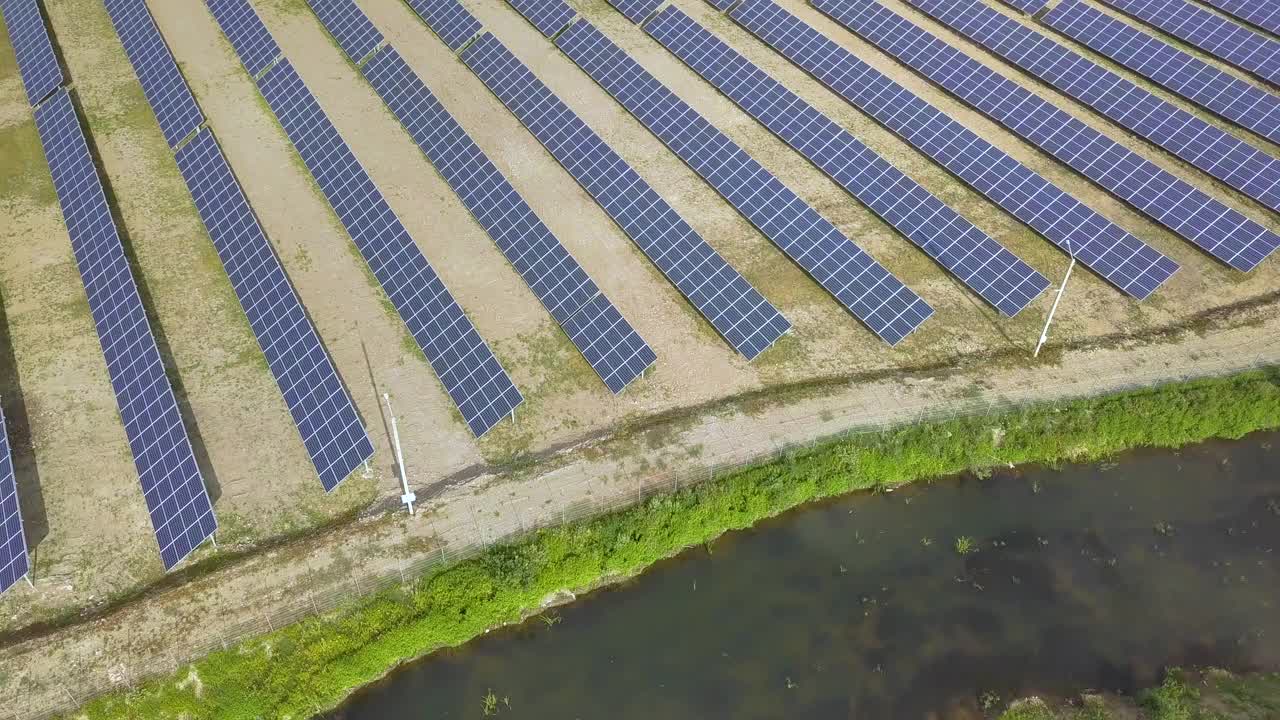 太阳能发电厂鸟瞰图。生产清洁生态能源的电板。视频素材