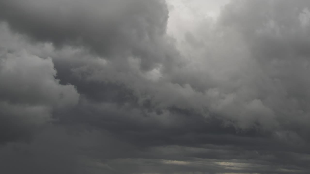 在雷暴之前，快速移动的乌云在暴风雨的天空中形成。视频素材