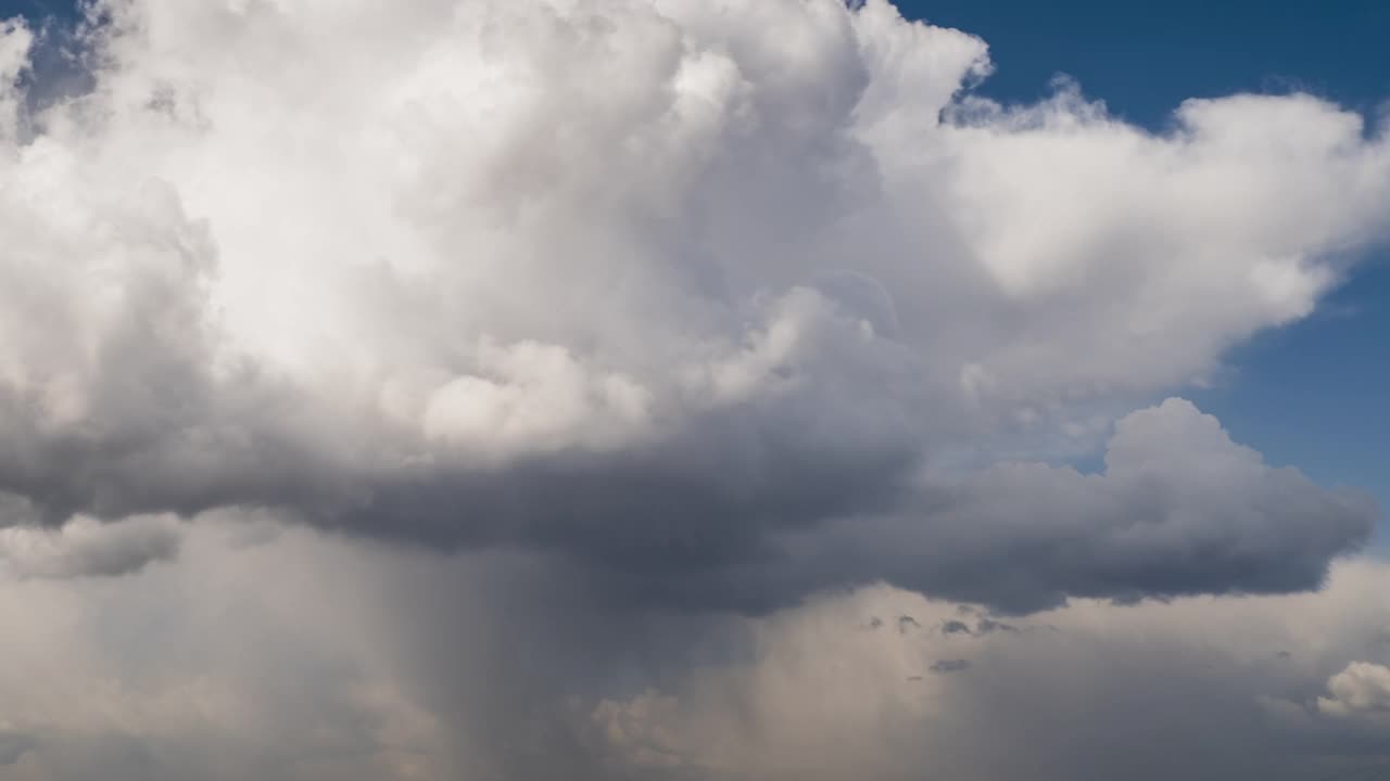 在雷暴之前，快速移动的乌云在暴风雨的天空中形成。视频素材