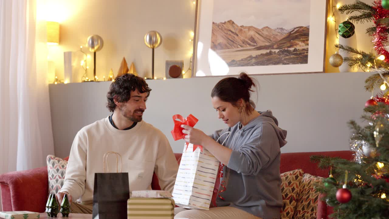 情侣在家里打开圣诞礼物视频素材